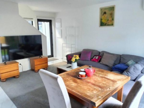 Cozy 2 Bed CBD Retreat By Latimer Square
